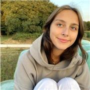 Profesora de inglés joven  apta para todos los niveles.